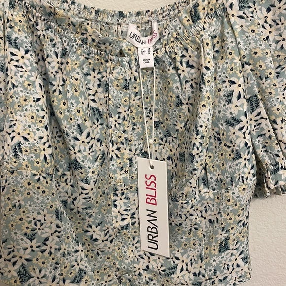 PLUS SIZE URBAN BLISS FLORAL CROP BLOUSE - Picture 4 of 7